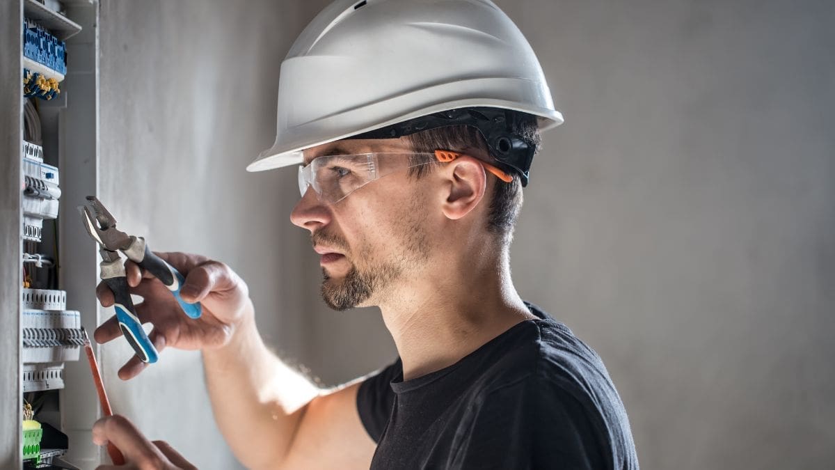 9 Must-Have Tools for Commercial Electricians 9 Must-Have Tools for Commercial Electricians